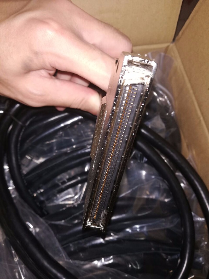 100 pin mdr cable with latch clip.jpg